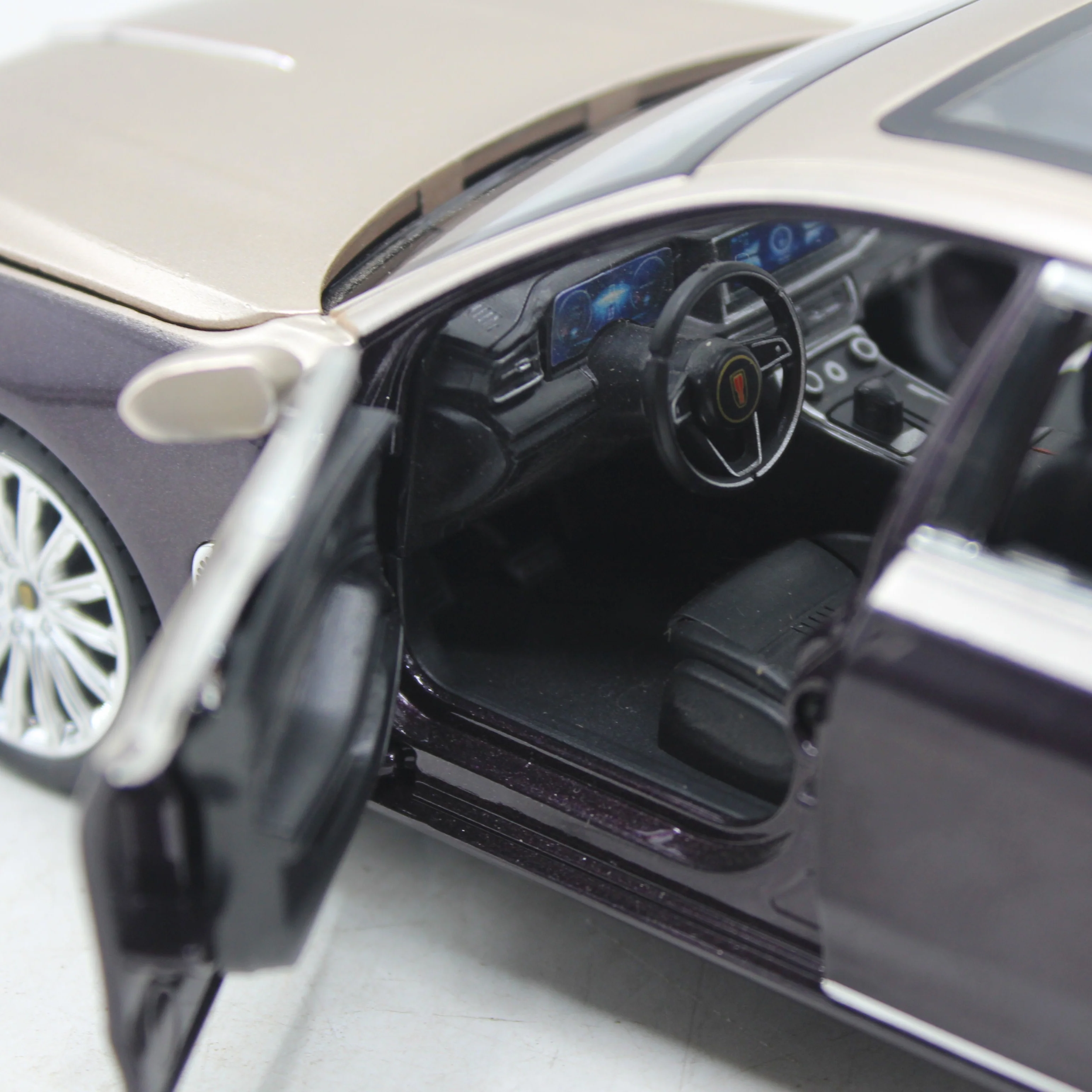 Diecast HONGQI H9 Luxury Car with Light & Sound - Image 12